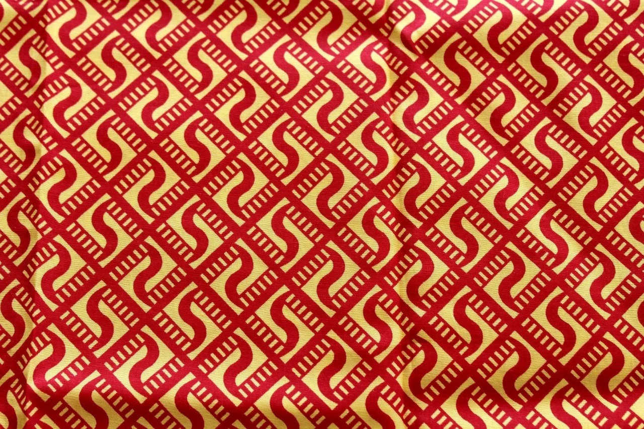 Tissu graphique jaune et rouge 49x55cm